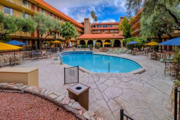 Foto van 2 tweepersoonsbedden | Rookvrij, Keuken - Vakantiehuis in Phoenix - Pool
