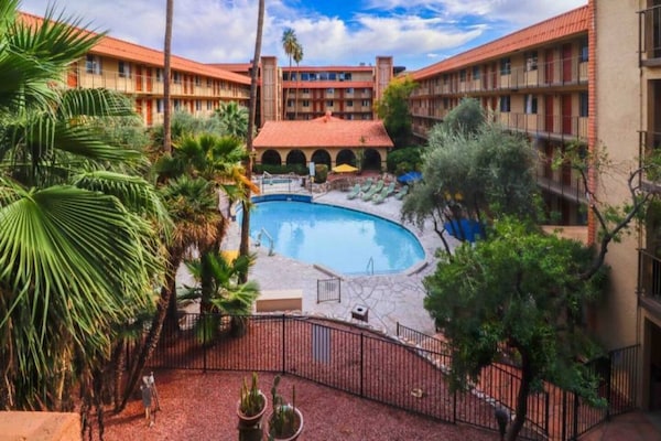 Foto van 2 tweepersoonsbedden | Rookvrij, Keuken - Vakantiehuis in Phoenix - Pool