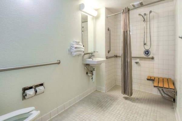 Foto van 1 tweepersoonsbed (Queensize) | Los Angeles - Vakantiehuis in Pomona CA - BathRoom