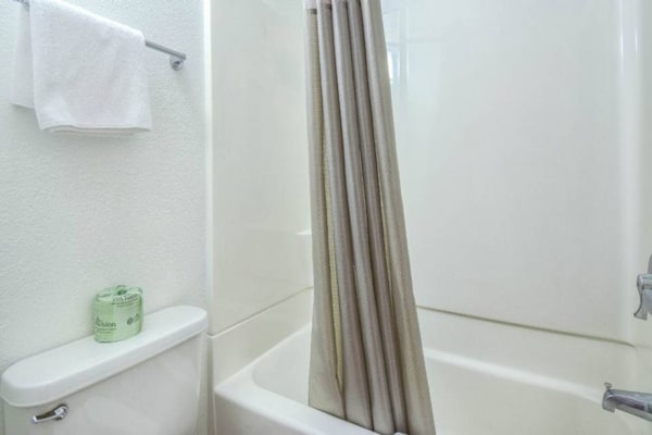 Foto van 2 Queensize bedden | Los Angeles - Vakantiehuis in Pomona CA - BathRoom