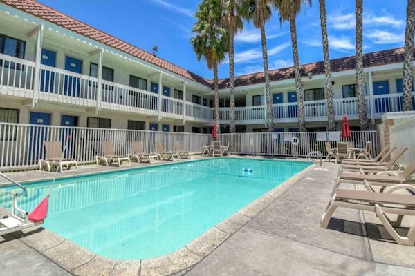 Foto van 2 Queensize bedden | Los Angeles - Vakantiehuis in Pomona CA - Pool