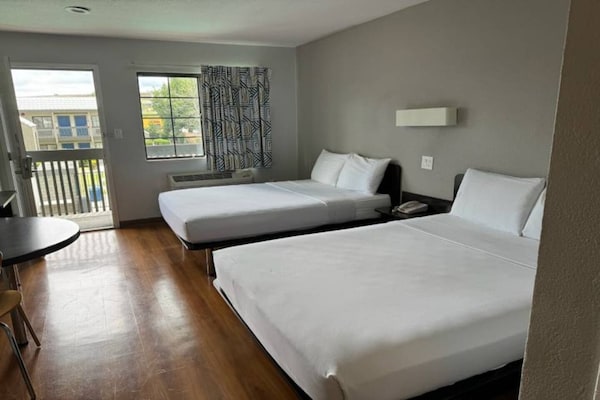 Foto van 2 Queensize bedden | Los Angeles - Vakantiehuis in Pomona CA - BedRoom