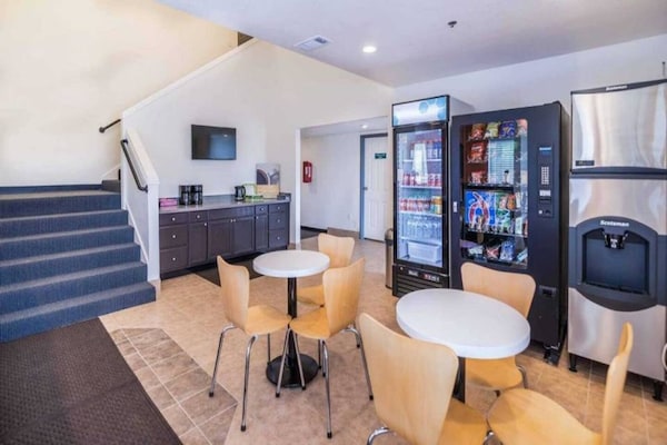 Foto van 1 kingsize bed | Micfridge - Vakantiehuis in RIGBY - FloorPlan