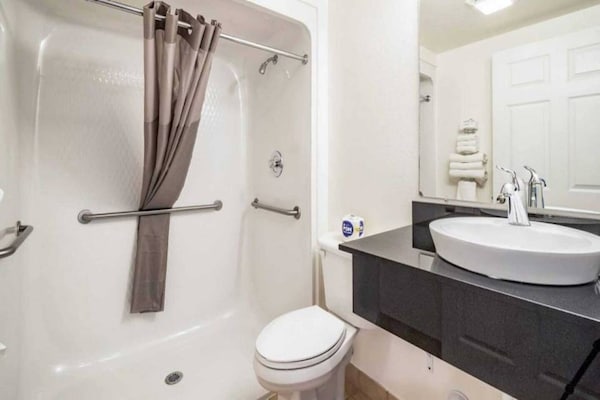Foto van 1 kingsize bed | Micfridge - Vakantiehuis in RIGBY - BathRoom