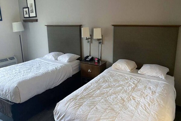 Foto van 2 tweepersoonsbedden | Roken toegestaan - Vakantiehuis in Rochester NY - BedRoom