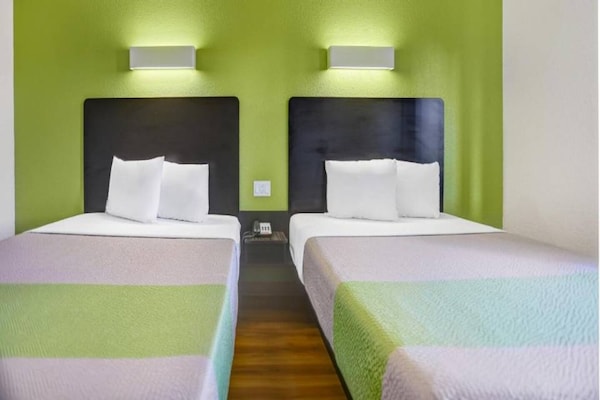 Foto van 2 tweepersoonsbedden (queensize) | Niet-roken, koelkast (Micfridge) - BedRoom