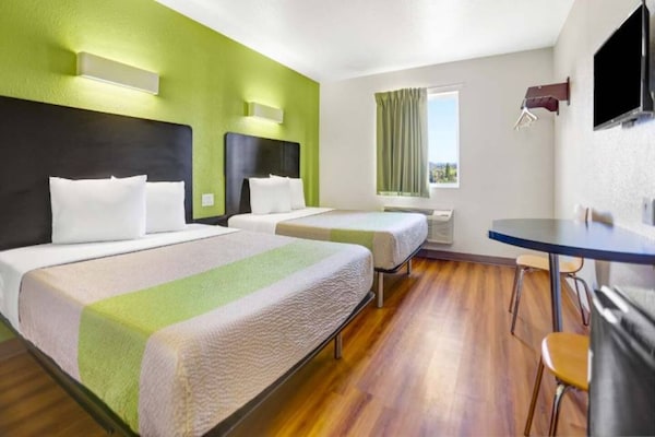 Foto van 2 tweepersoonsbedden (queensize) | Niet-roken, koelkast (Micfridge) - BedRoom