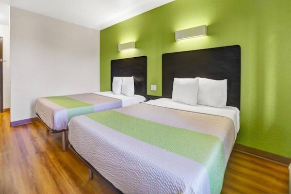 Foto van 2 tweepersoonsbedden (queensize) | Niet-roken, koelkast (Micfridge) - BedRoom