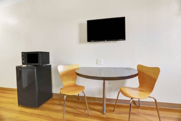 Foto van 2 tweepersoonsbedden (queensize) | Niet-roken, koelkast (Micfridge) - BedRoom