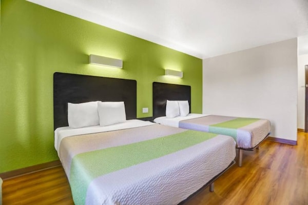 Foto van 2 tweepersoonsbedden (queensize) | Niet-roken, koelkast (Micfridge) - BedRoom