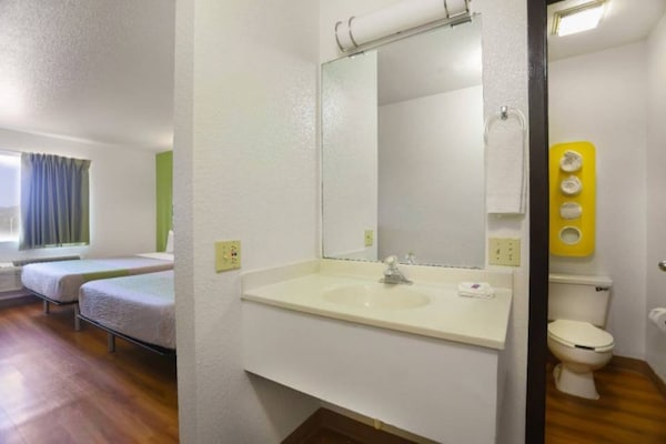 Foto van 2 tweepersoonsbedden (queensize) | Niet-roken, koelkast (Micfridge) - BedRoom