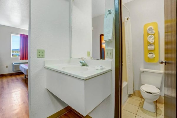 Foto van 2 tweepersoonsbedden (queensize) | Niet-roken, koelkast (Micfridge) - BathRoom