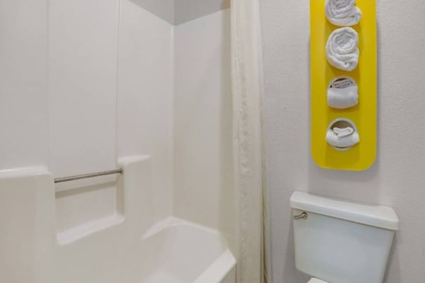 Foto van 2 tweepersoonsbedden (queensize) | Niet-roken, koelkast (Micfridge) - BathRoom