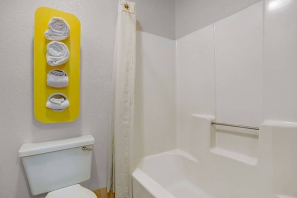 Foto van 2 tweepersoonsbedden (queensize) | Niet-roken, koelkast (Micfridge) - BathRoom