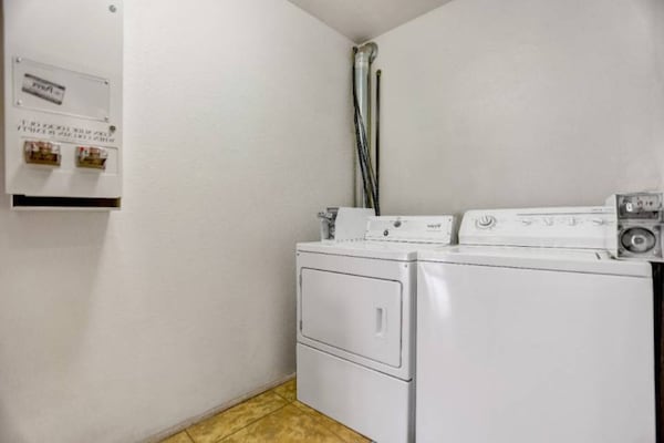 Foto van 2 tweepersoonsbedden (queensize) | Niet-roken, koelkast (Micfridge) - Facilities