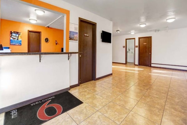 Foto van 2 tweepersoonsbedden (queensize) | Niet-roken, koelkast (Micfridge) - FloorPlan