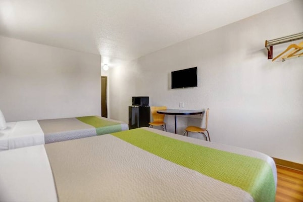 Foto van 2 tweepersoonsbedden (queensize) | Niet-roken, koelkast (Micfridge) - BedRoom