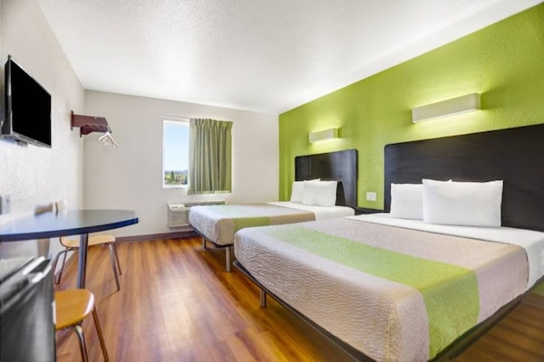 Foto van 2 tweepersoonsbedden (queensize) | Niet-roken, koelkast (Micfridge) - BedRoom
