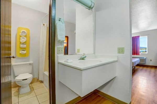 Foto van 2 tweepersoonsbedden (queensize) | Niet-roken, koelkast (Micfridge) - BedRoom