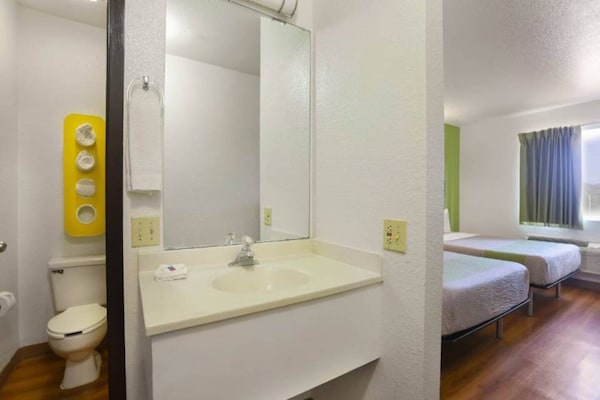 Foto van 2 tweepersoonsbedden (queensize) | Niet-roken, koelkast (Micfridge) - BedRoom