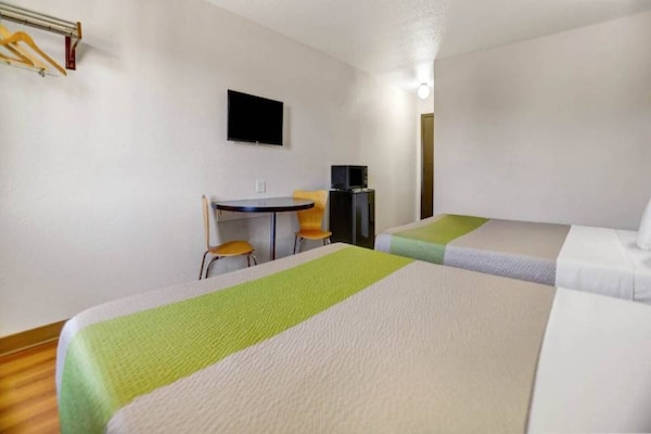 Foto van 2 tweepersoonsbedden (queensize) | Niet-roken, koelkast (Micfridge) - BedRoom
