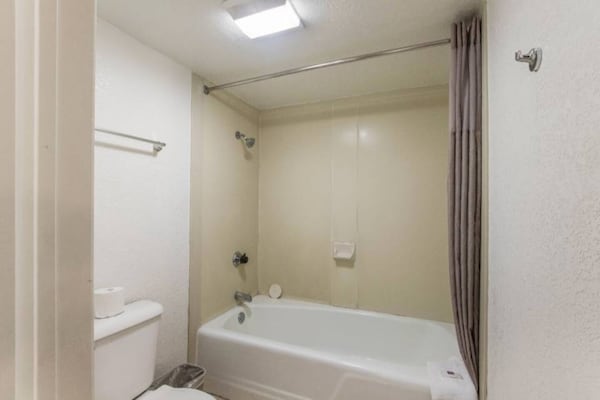 Foto van 2 Queensize Bedden | Roken - Vakantiehuis in HEMET - BedRoom