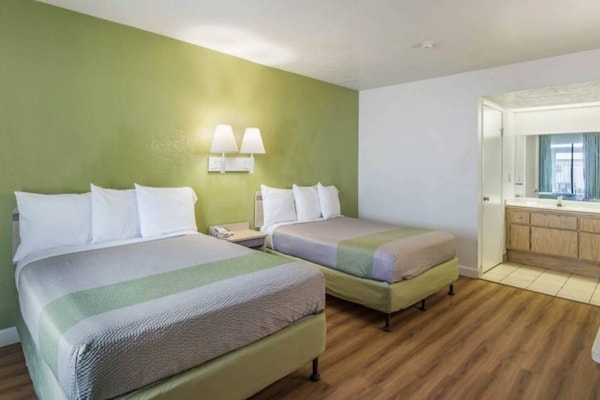 Foto van 2 Queensize Bedden | Roken - Vakantiehuis in HEMET - BedRoom