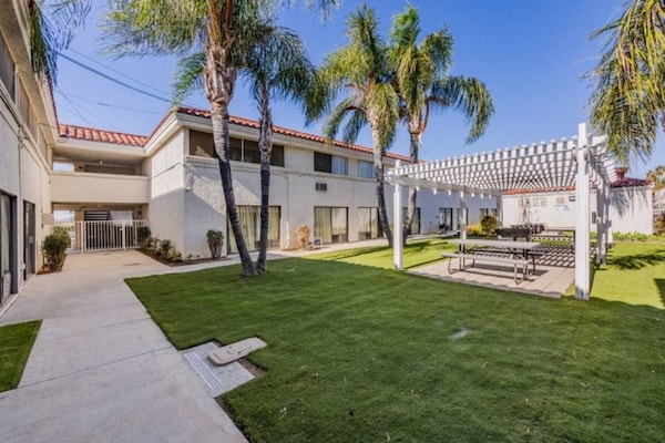 Foto van 2 Queensize Bedden | Roken - Vakantiehuis in HEMET - ExteriorSummer