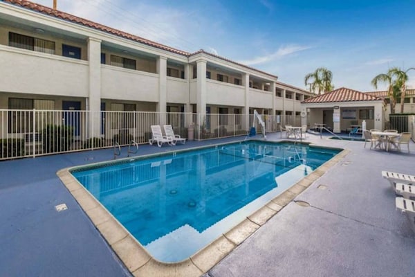 Foto van 2 Queensize Bedden | Roken - Vakantiehuis in HEMET - Pool