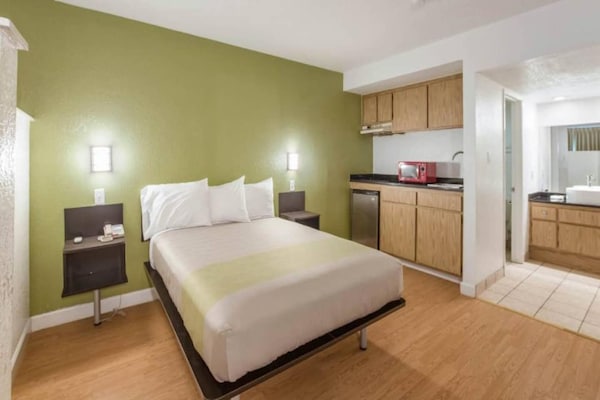 Foto van 1 Queensize Bed | Ns | Keuken - Vakantiehuis in HEMET - BedRoom