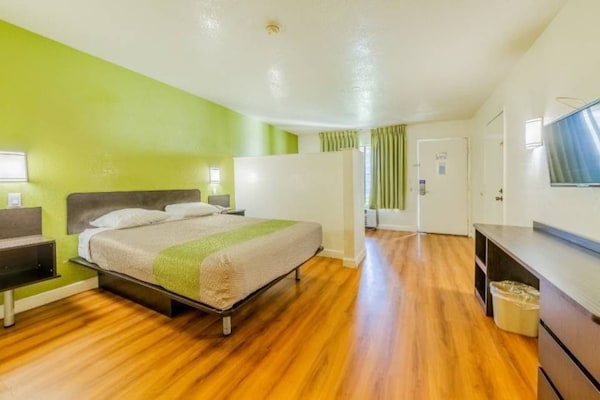 Foto van 1 Queensize Bed | Ns | Keuken - Vakantiehuis in HEMET - BedRoom