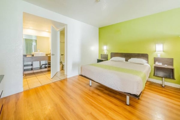 Foto van 1 Queensize Bed | Roken | Keuken - Vakantiehuis in HEMET - BedRoom