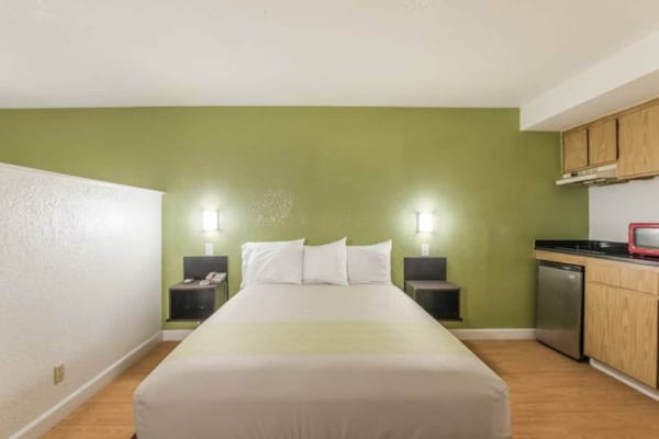 Foto van 1 Queensize Bed | Roken | Keuken - Vakantiehuis in HEMET - BedRoom