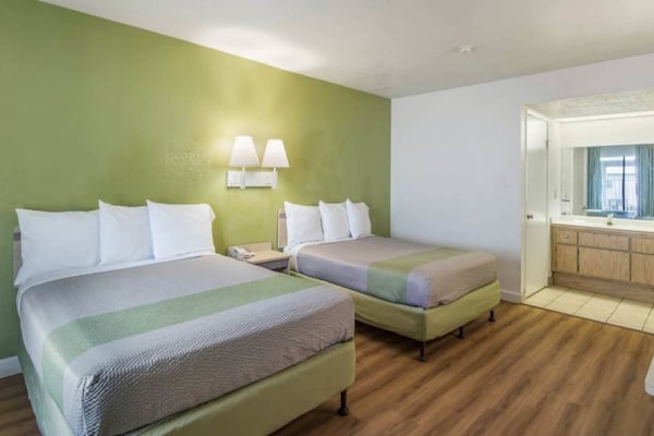 Foto van 2 Queensize Bedden | Ns | Patio - Vakantiehuis in HEMET - BedRoom