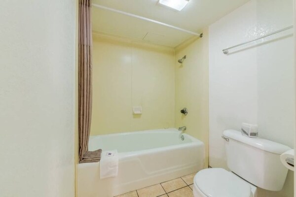 Foto van 2 Queensize Bedden | Ns | Patio - Vakantiehuis in HEMET - BathRoom