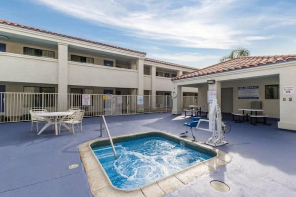 Foto van 2 Queensize Bedden | Ns | Patio - Vakantiehuis in HEMET - Pool