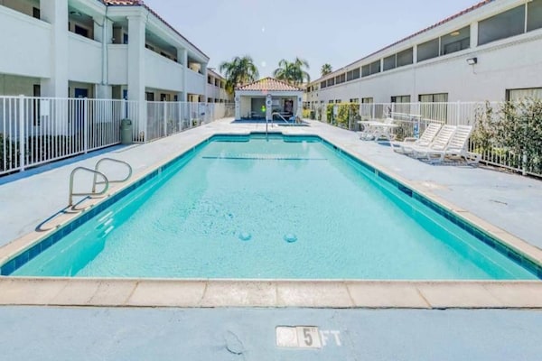 Foto van 2 Queensize Bedden | Ns | Patio - Vakantiehuis in HEMET - Pool