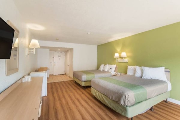Foto van 2 Queensize Bedden | Ns | Patio - Vakantiehuis in HEMET - BedRoom