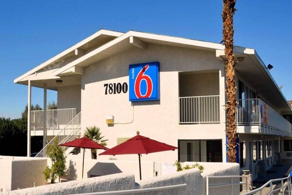 Foto van Zonnig appartement met 2 tweepersoonsbedden | Zwembad | Gratis parkeren - ExteriorSummer