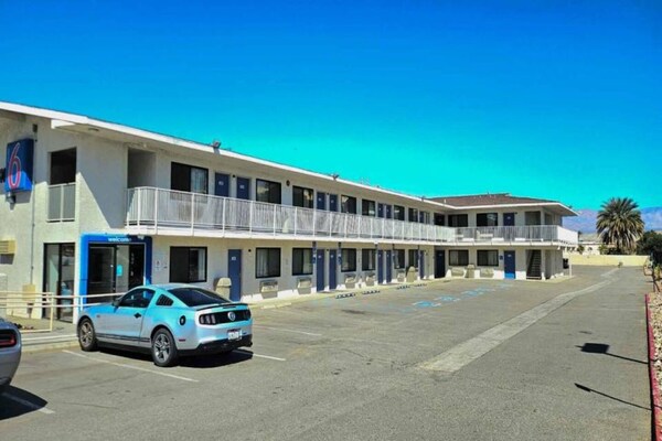 Foto van Zonnig appartement met 2 tweepersoonsbedden | Zwembad | Gratis parkeren - ExteriorSummer