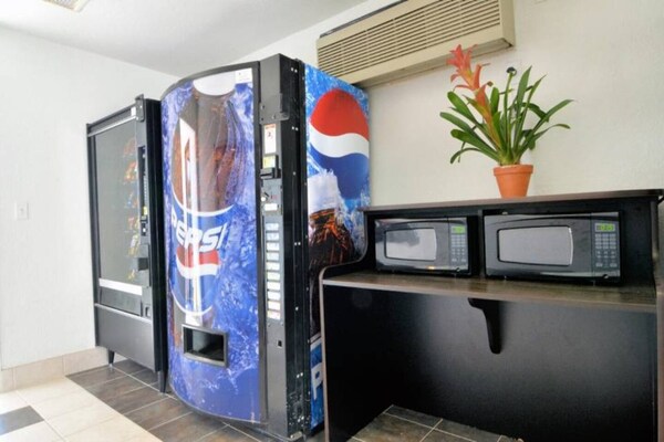 Foto van Zonnig appartement met 2 tweepersoonsbedden | Zwembad | Gratis parkeren - FloorPlan