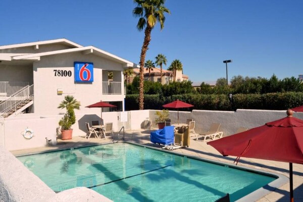 Foto van Zonnig appartement met 2 tweepersoonsbedden | Zwembad | Gratis parkeren - Pool