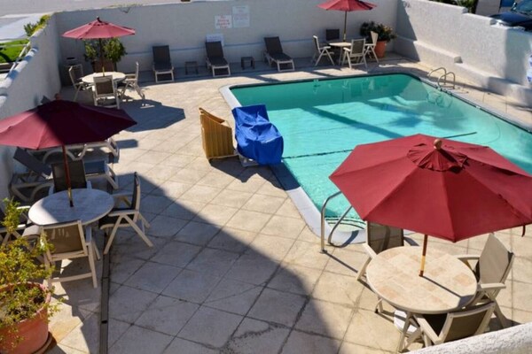 Foto van Zonnig appartement met 2 tweepersoonsbedden | Zwembad | Gratis parkeren - Pool