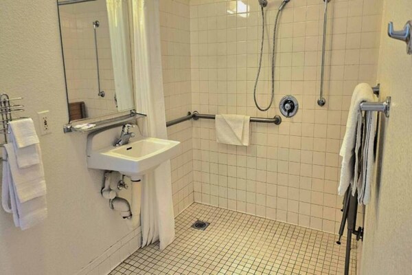 Foto van Zonnig appartement met 2 tweepersoonsbedden | Zwembad | Gratis parkeren - BathRoom