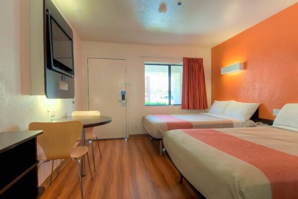 Foto van 2 tweepersoonsbedden | Premium minikoelkast - Vakantiehuis in Palm Springs - BedRoom