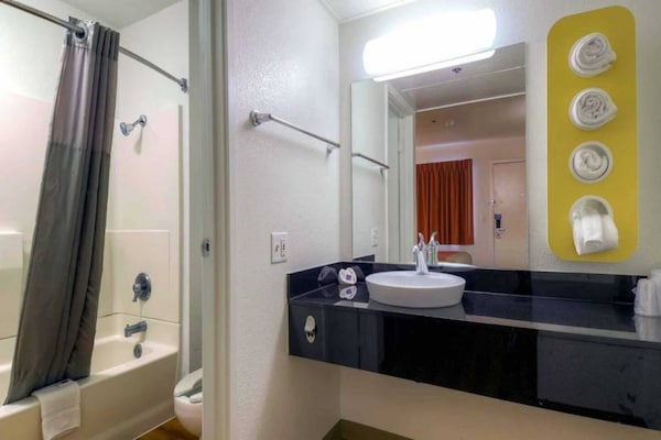Foto van 2 tweepersoonsbedden | Premium minikoelkast - Vakantiehuis in Palm Springs - BathRoom