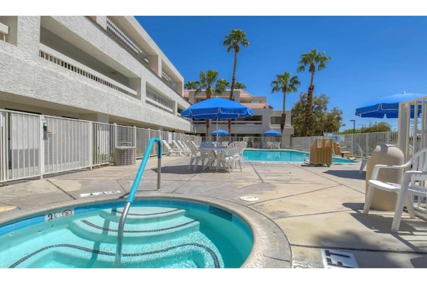 Foto van 2 tweepersoonsbedden | Premium minikoelkast - Vakantiehuis in Palm Springs - PoolOfHouse