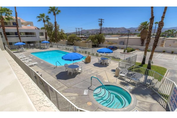 Foto van 2 tweepersoonsbedden | Premium minikoelkast - Vakantiehuis in Palm Springs - PoolOfHouse