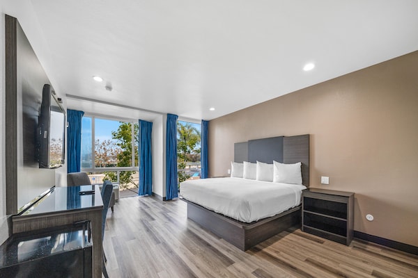 Foto van 1 kingsize bed | Rookvrij, Minikoelkast - Vakantiehuis in Oceanside - BedRoom