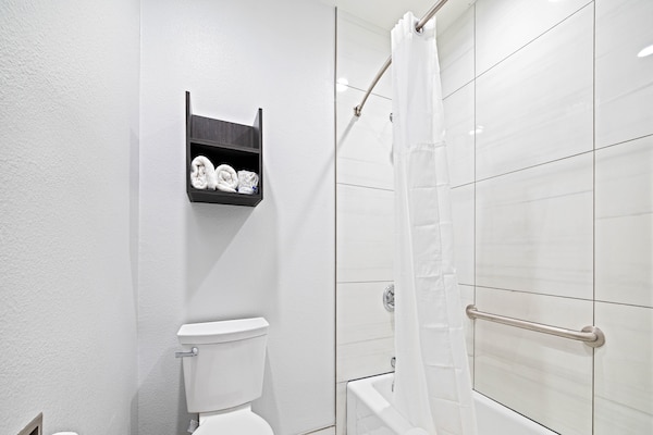 Foto van 1 kingsize bed | Rookvrij, Minikoelkast - Vakantiehuis in Oceanside - BathRoom